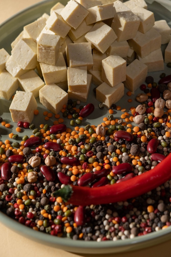Eiweißreiche Zutaten wie Tofu und Linsen auf einem Teller