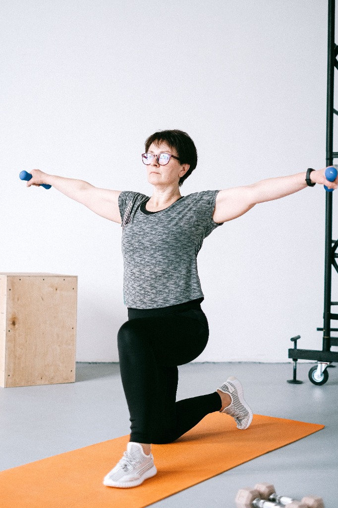 Frau mittleren Alters beim Krafttraining mit Hanteln